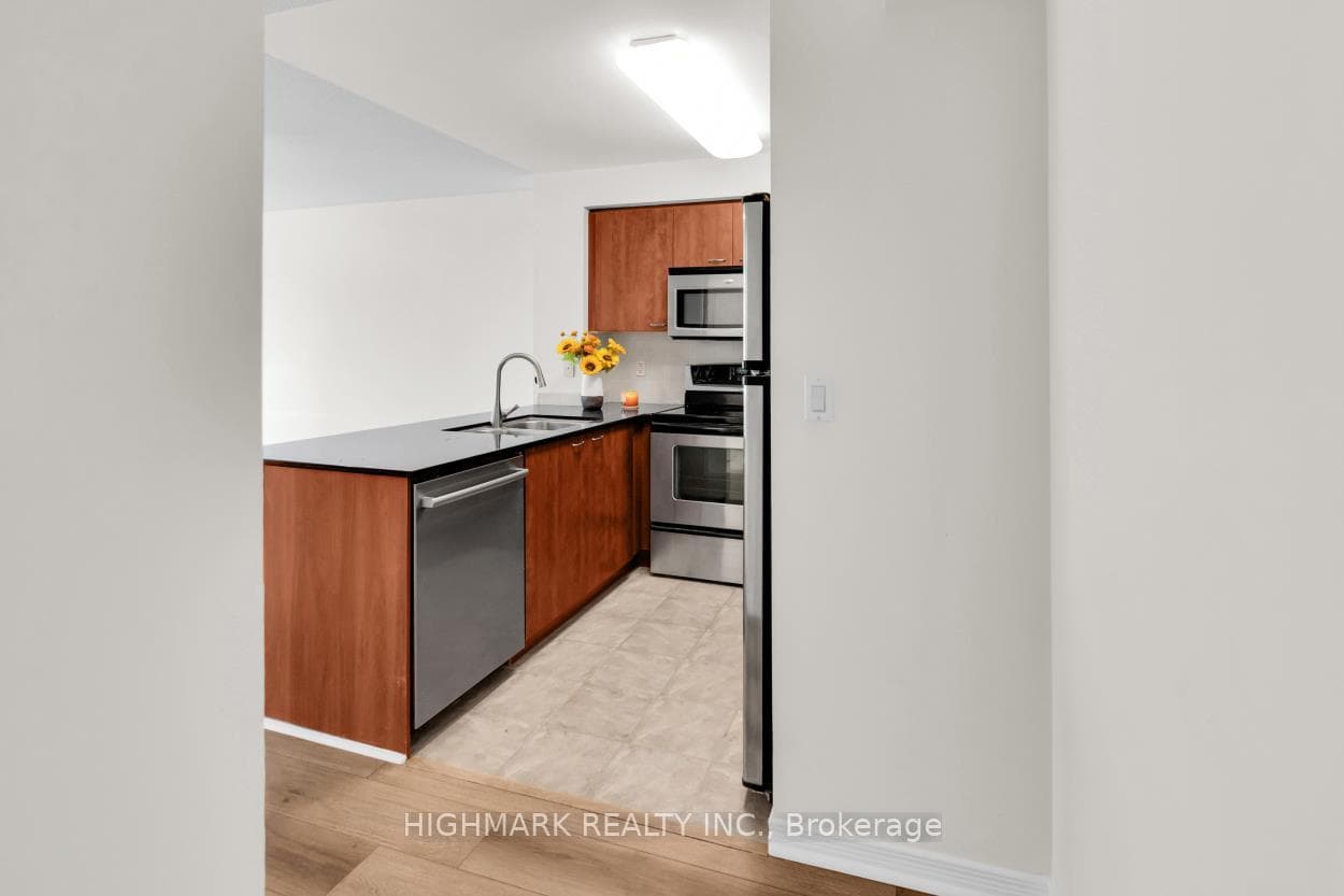 509 Beecroft Road Unit 517 photo 16