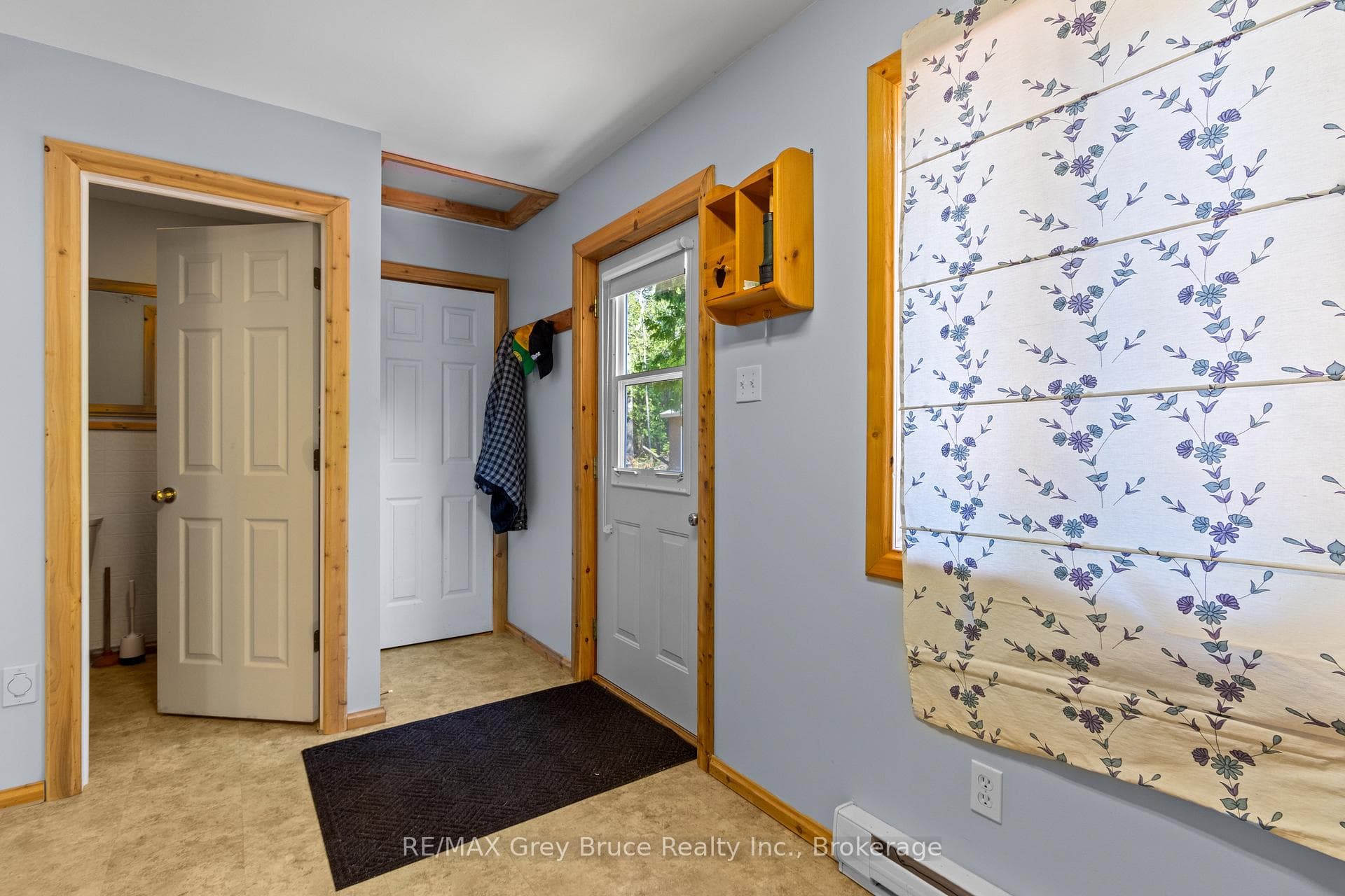 Large mudroom- perfect for families!
