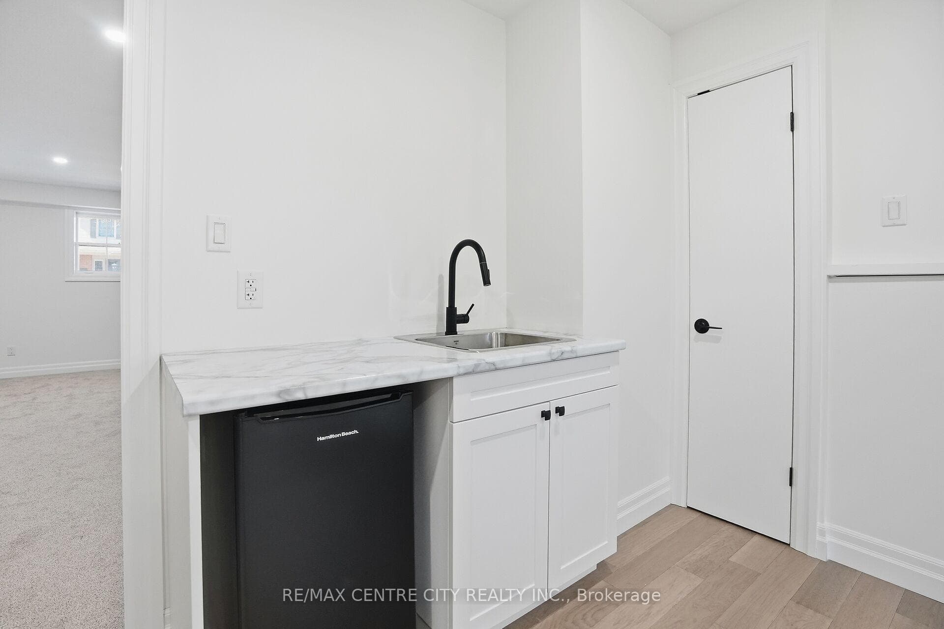 937 Fontaine Road photo 39