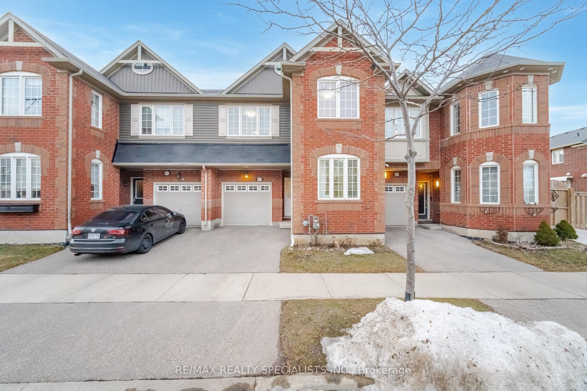 225 Mortimer Crescent photo 1