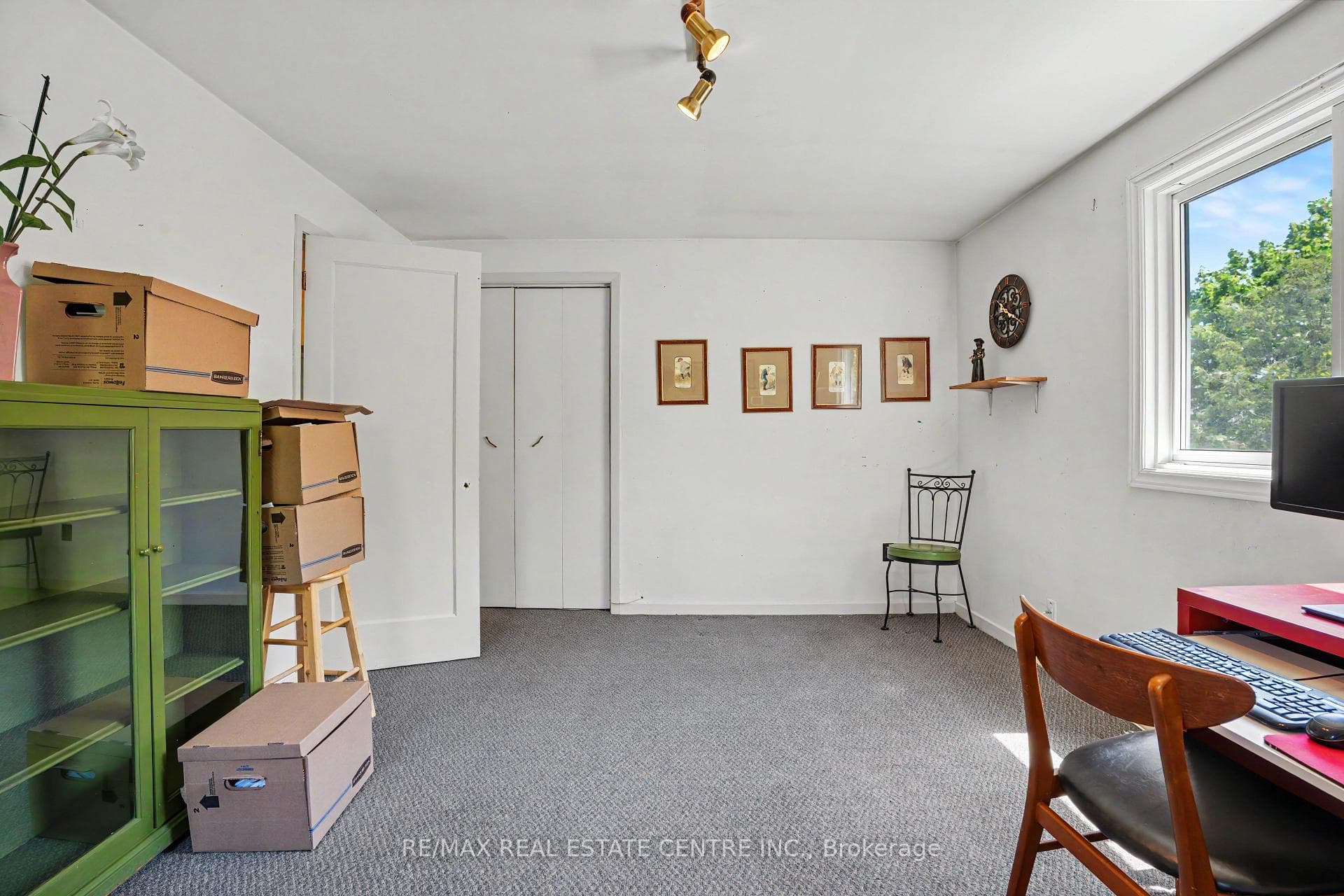 2068 Wellington Avenue photo 23