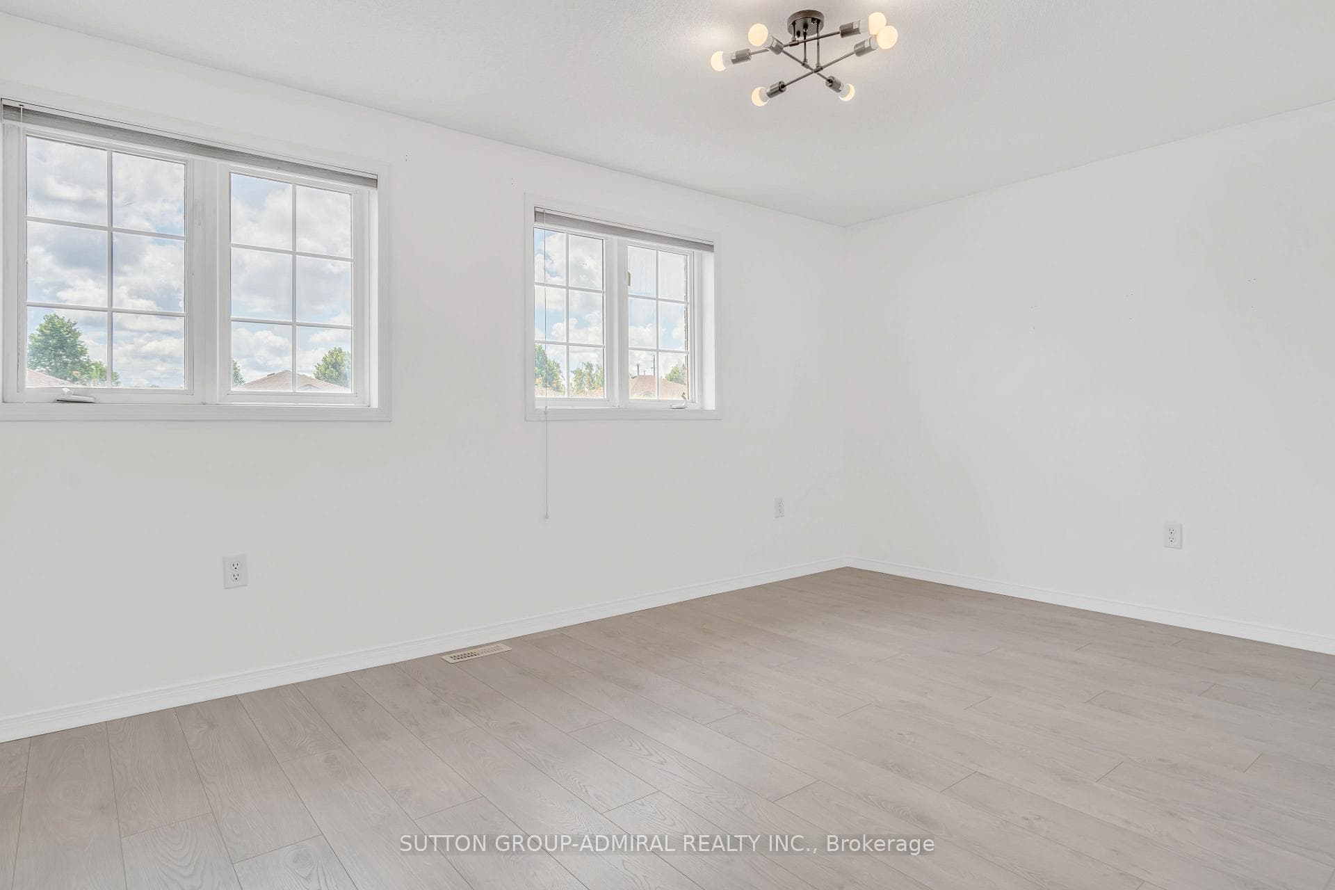 28 Lions Gate Boulevard photo 13