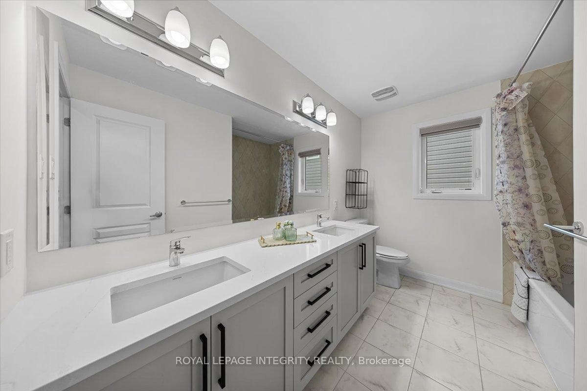 Double vanity & quartz countertops