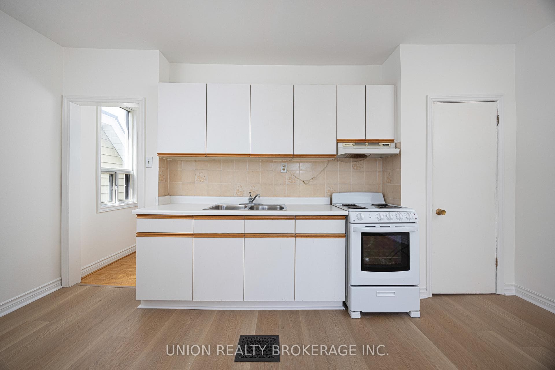 627 Bathurst Street photo 35