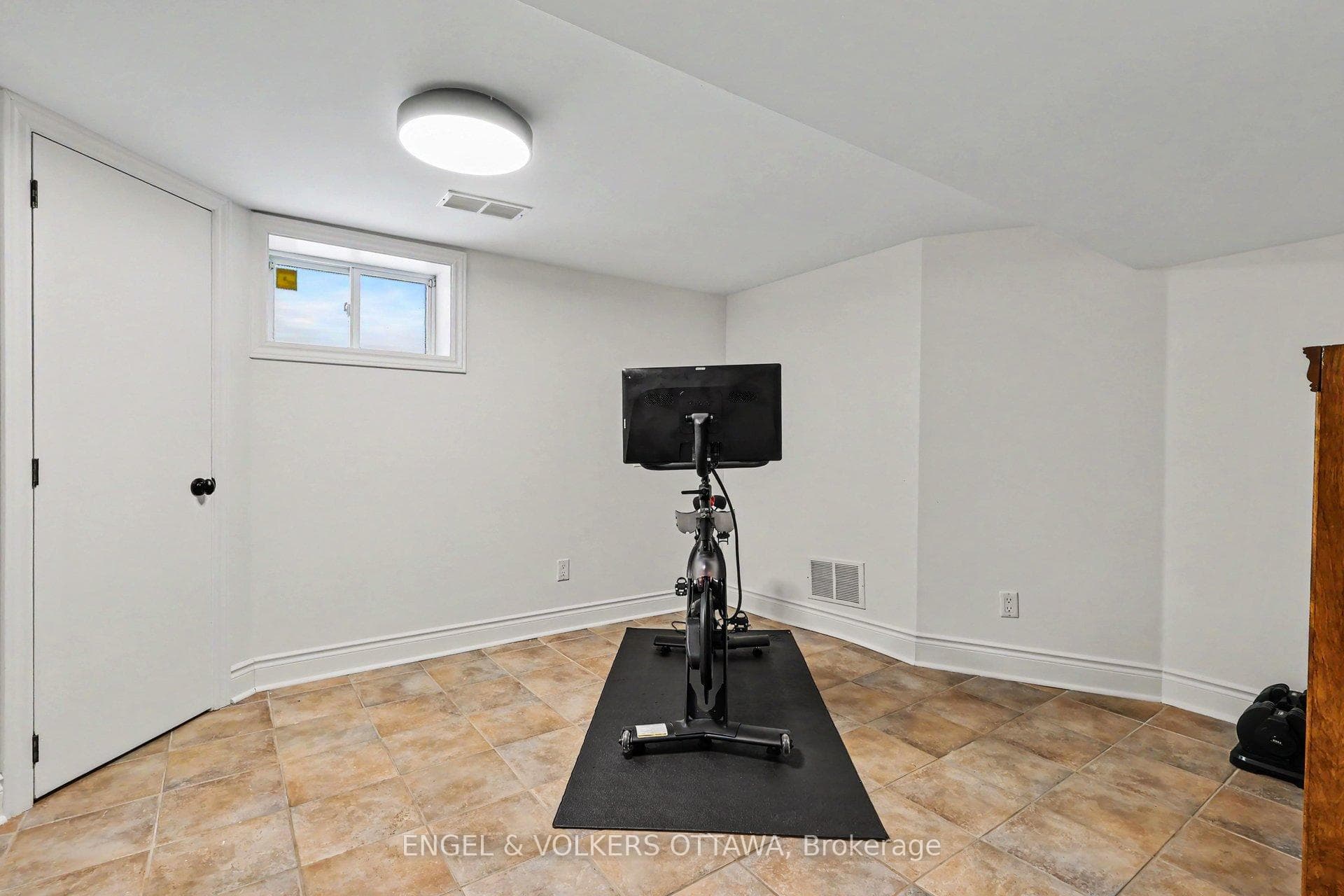 101 Ivy Crescent photo 27