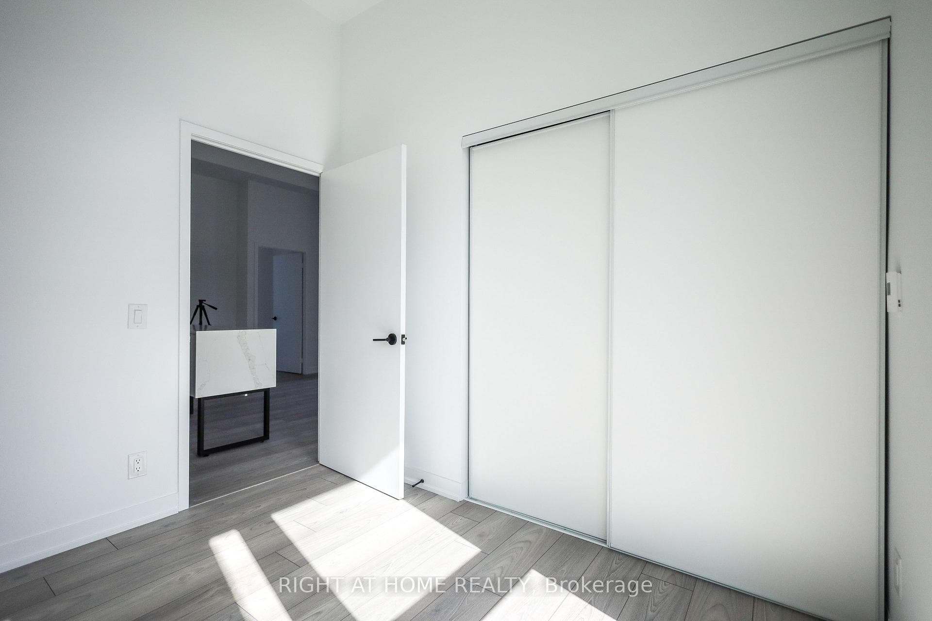 285 Dufferin Street Unit 220 photo 23