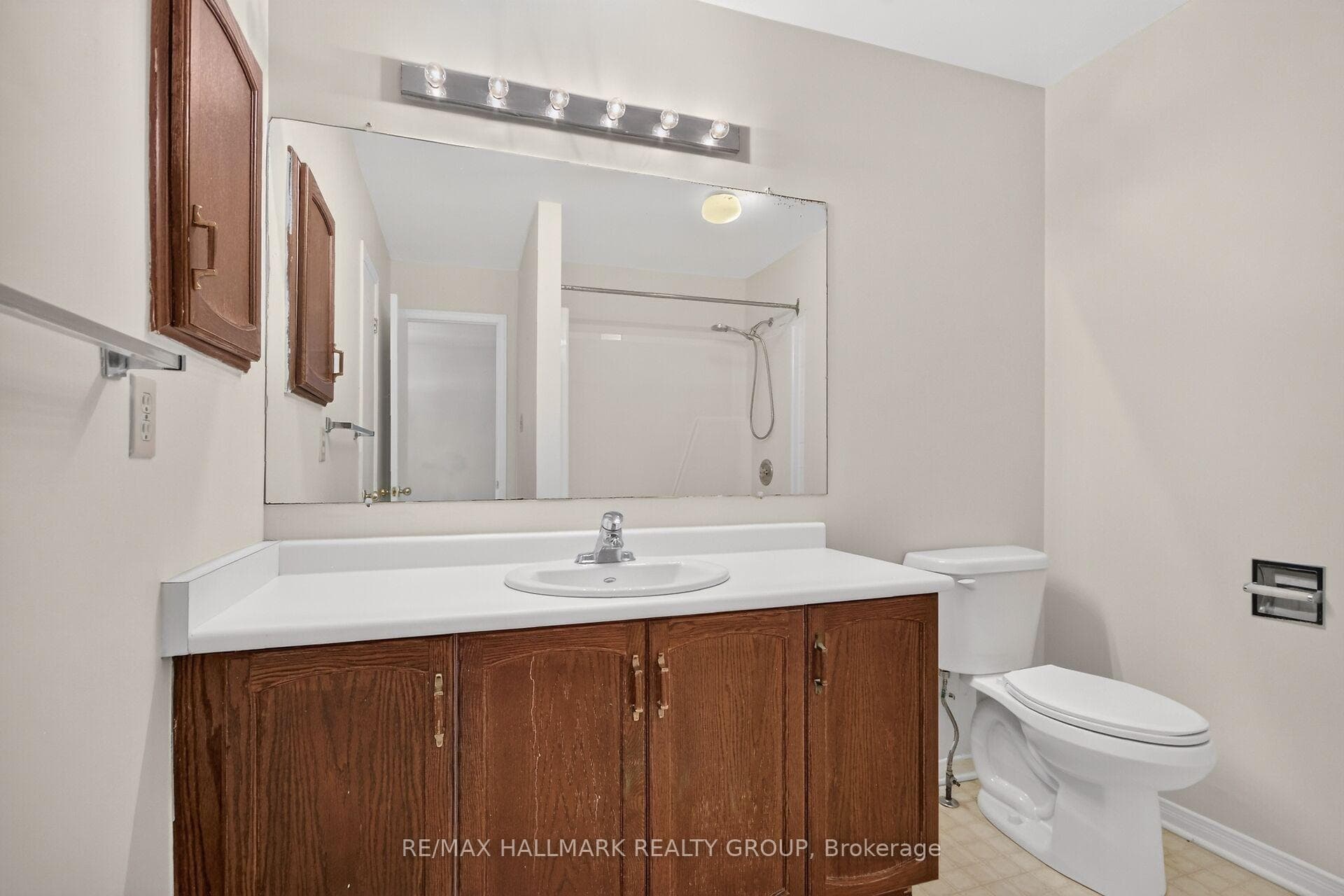 49 Newport Crescent photo 32