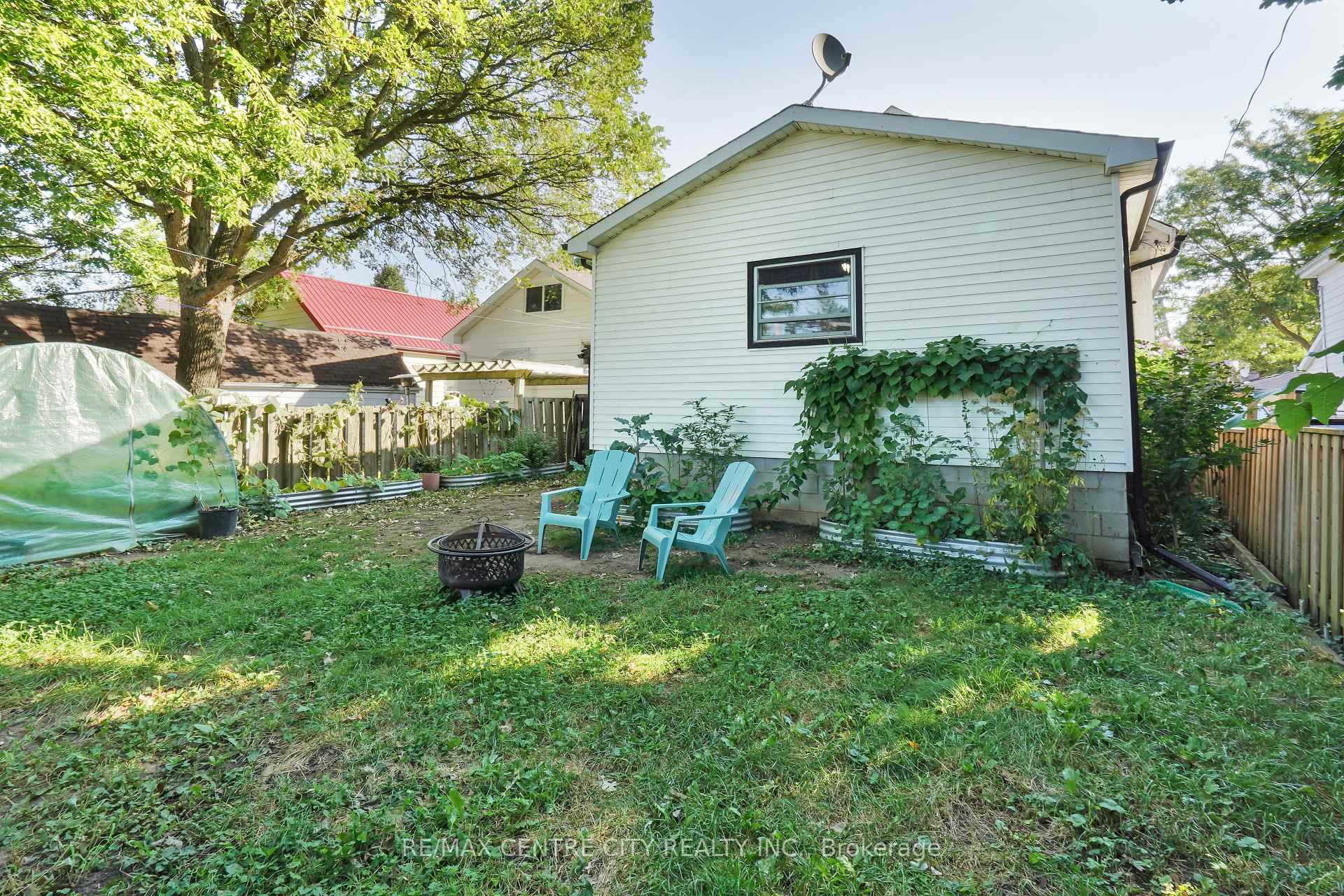 Perfect yard for gardeners