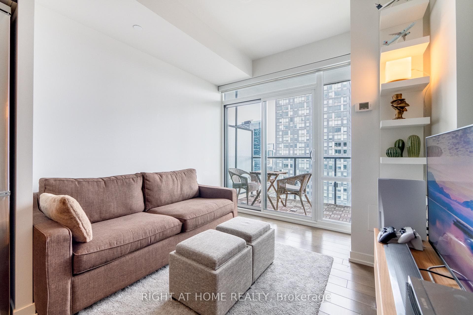 170 Fort York Boulevard Unit 2807 photo 9