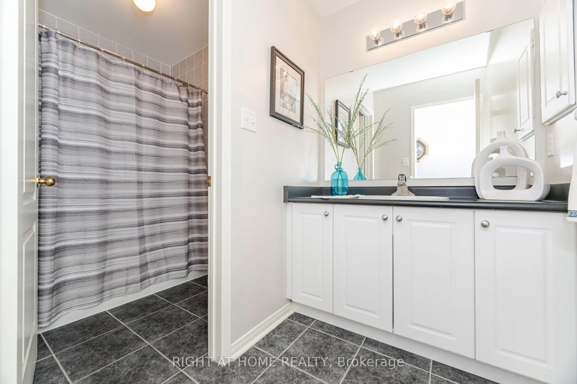 910 Oaktree Crescent photo 12