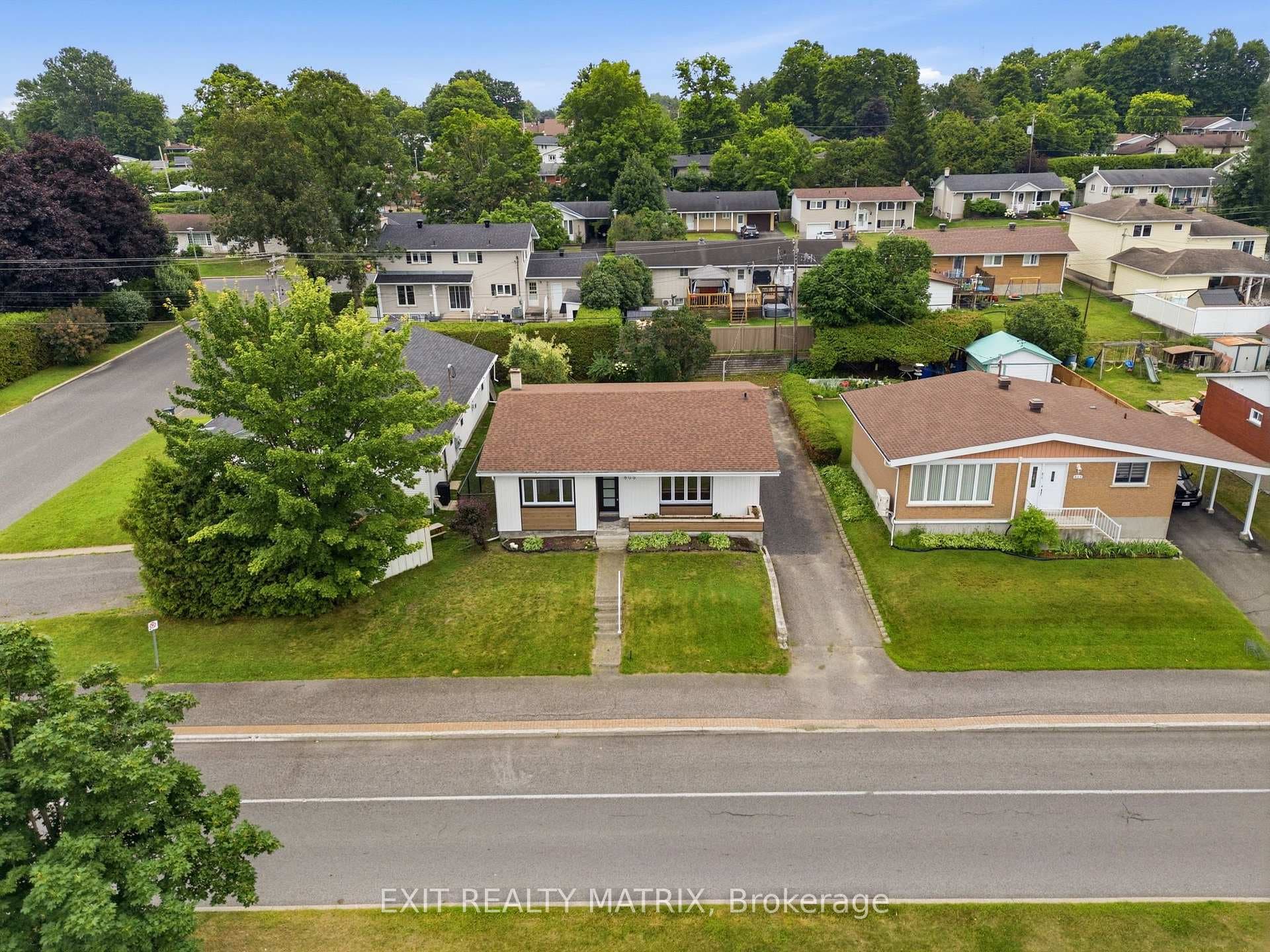 805 Cartier Boulevard photo 40