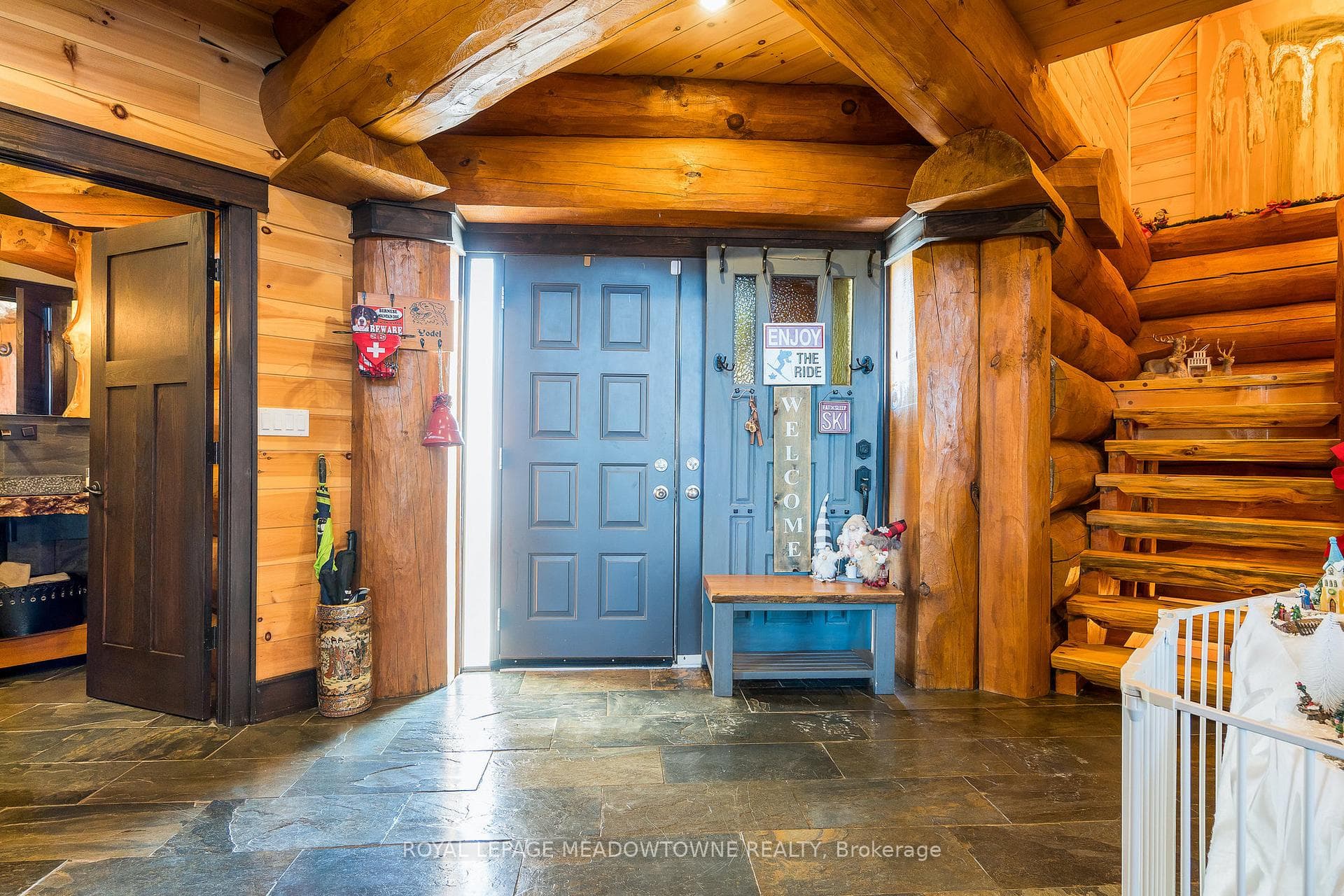 877360 5th Line Grand entrance
