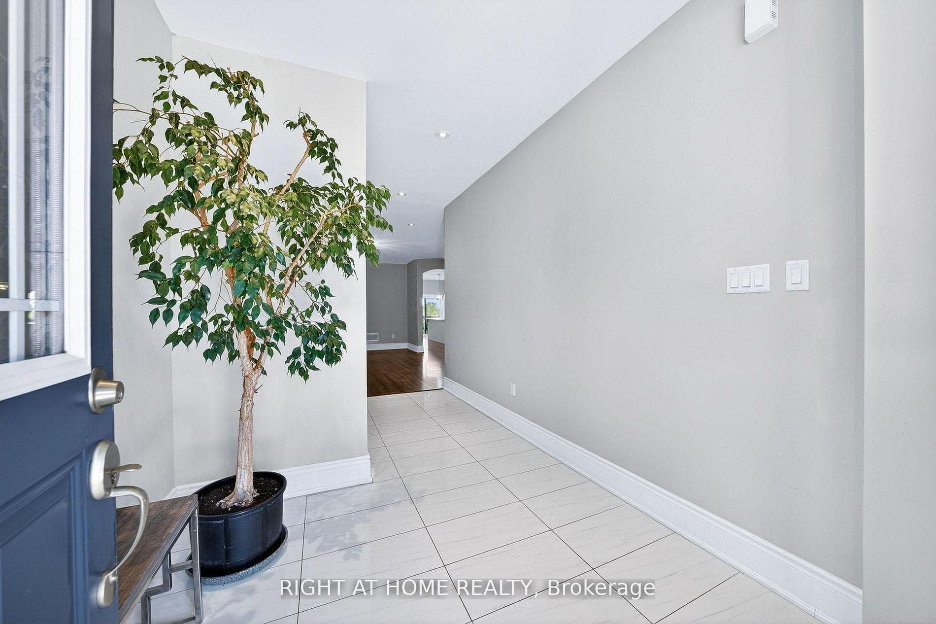1160 Peelar Crescent photo 4