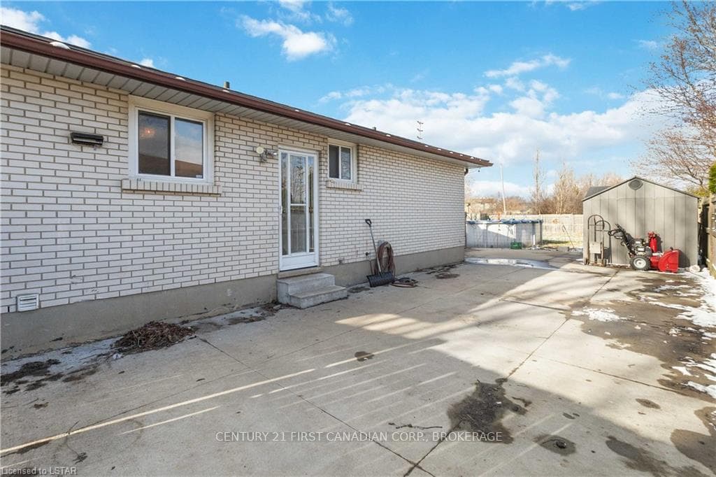 95 KINBURN Crescent photo 17