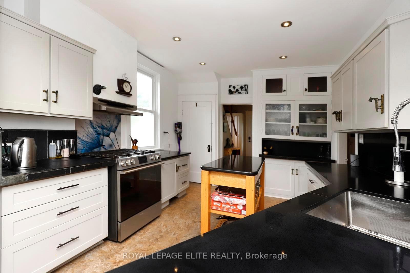 174 Owen Street photo 16