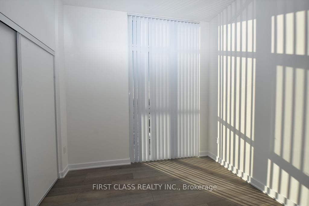 10 Honeycrisp Crescent Unit 1809 photo 4