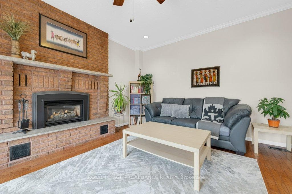 30 Springbrook Crescent photo 13