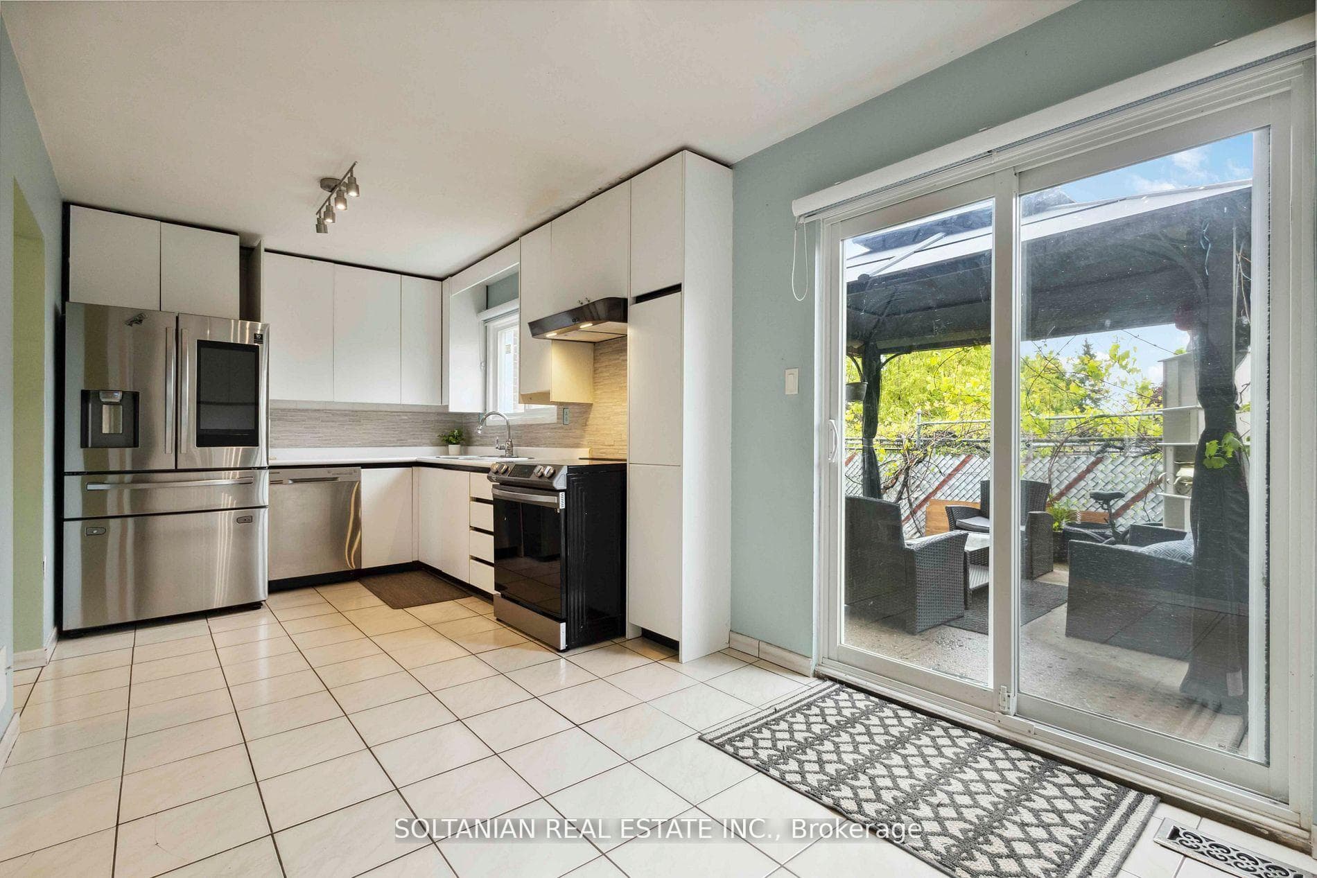 102 Elnathan Crescent photo 12