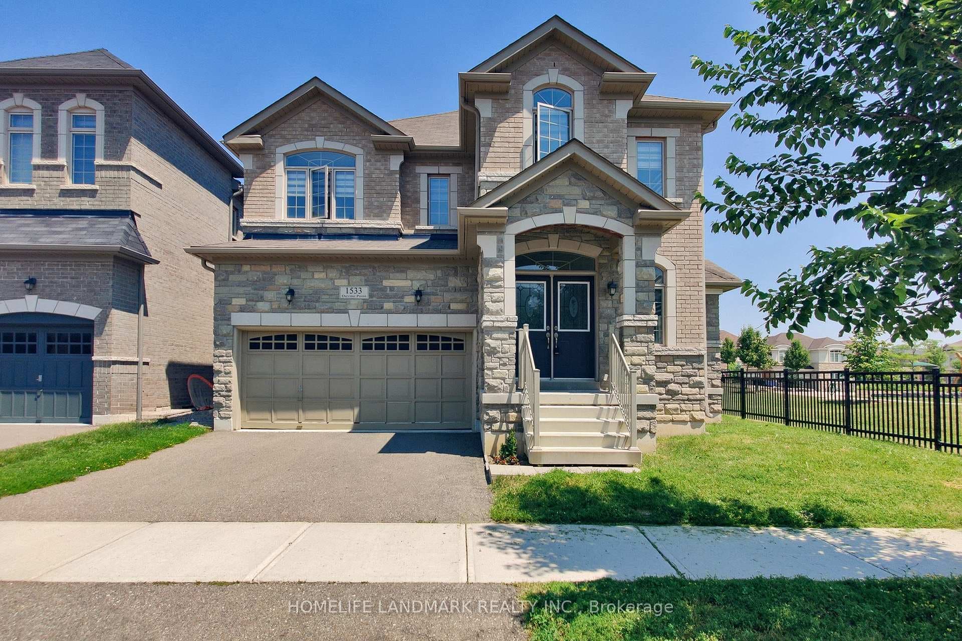 1533 Devine Point photo 1