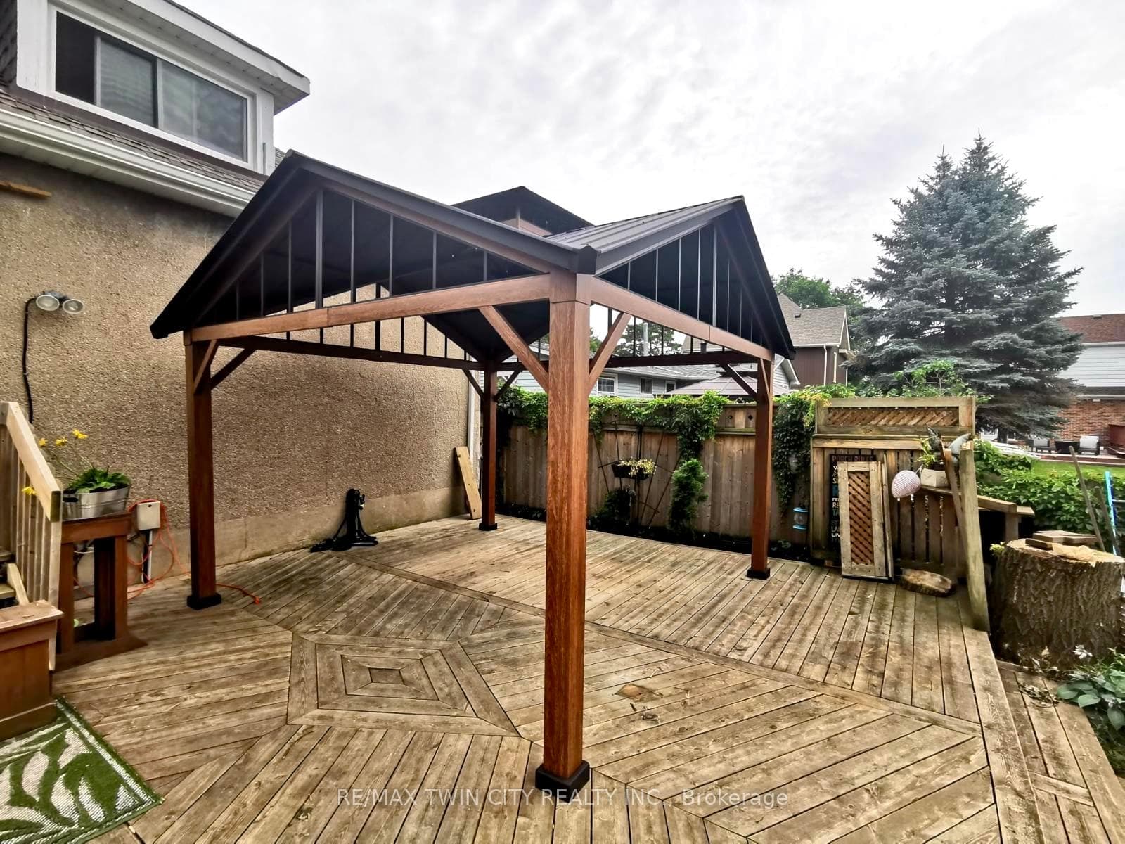 154 Tiffany Street photo 40