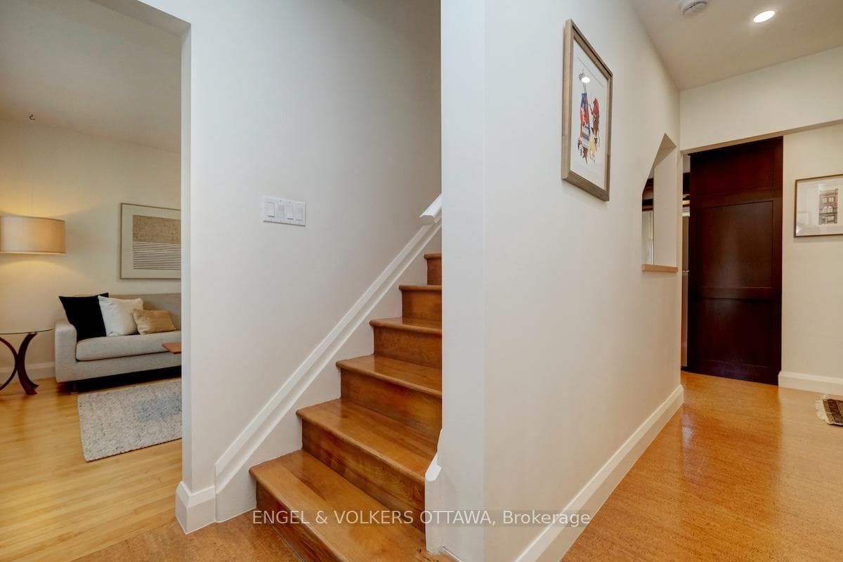 1812 Saunderson Drive photo 5