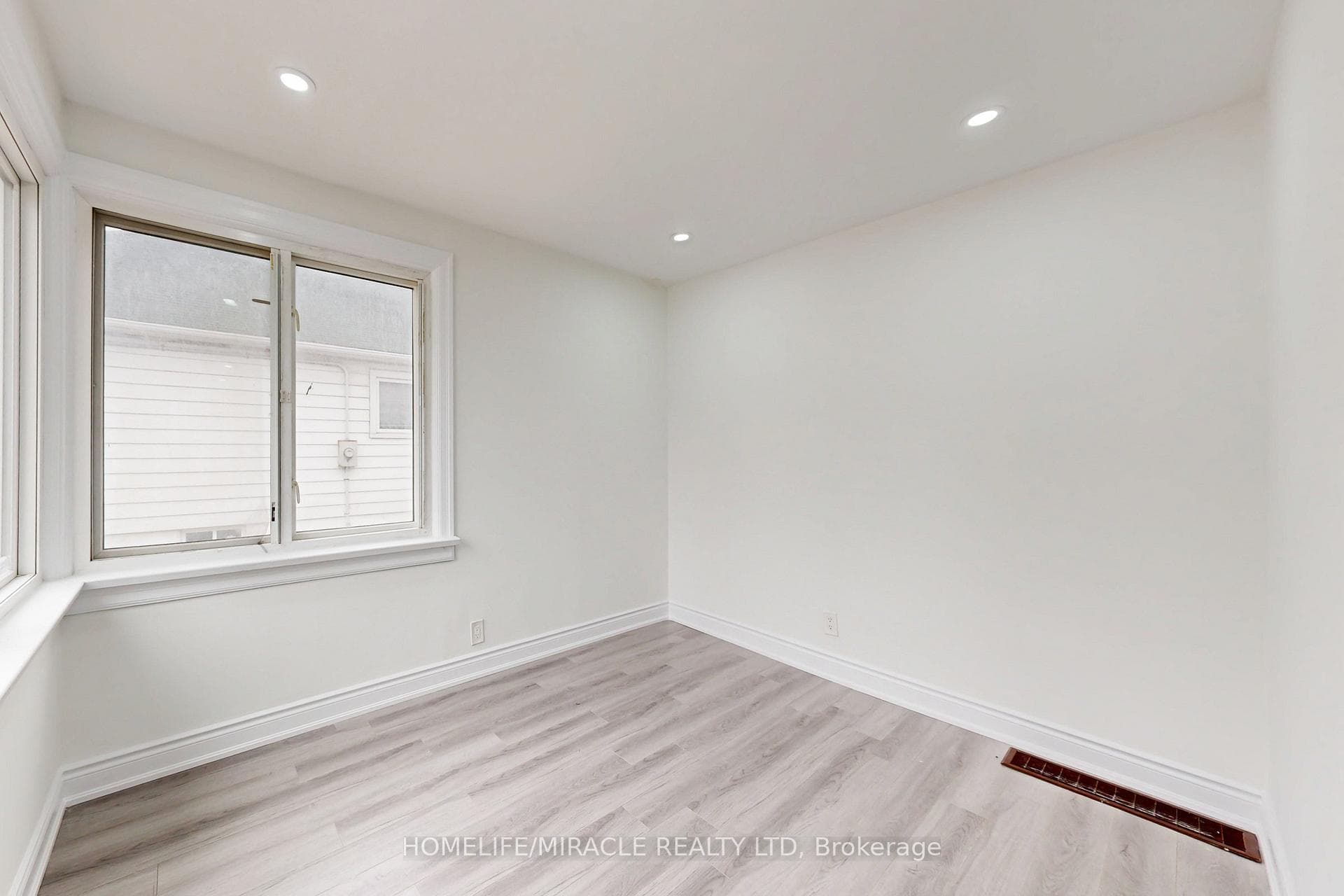 91 Wellington Street photo 16