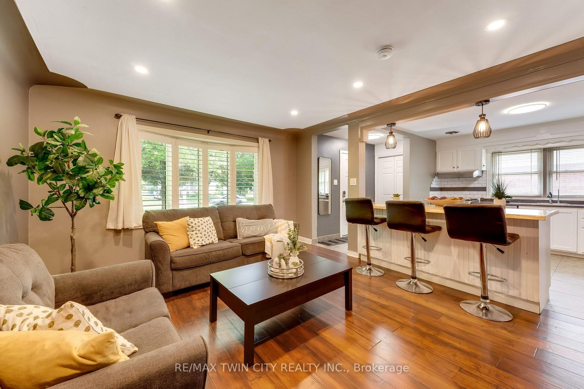 90 Arlington Boulevard photo 7