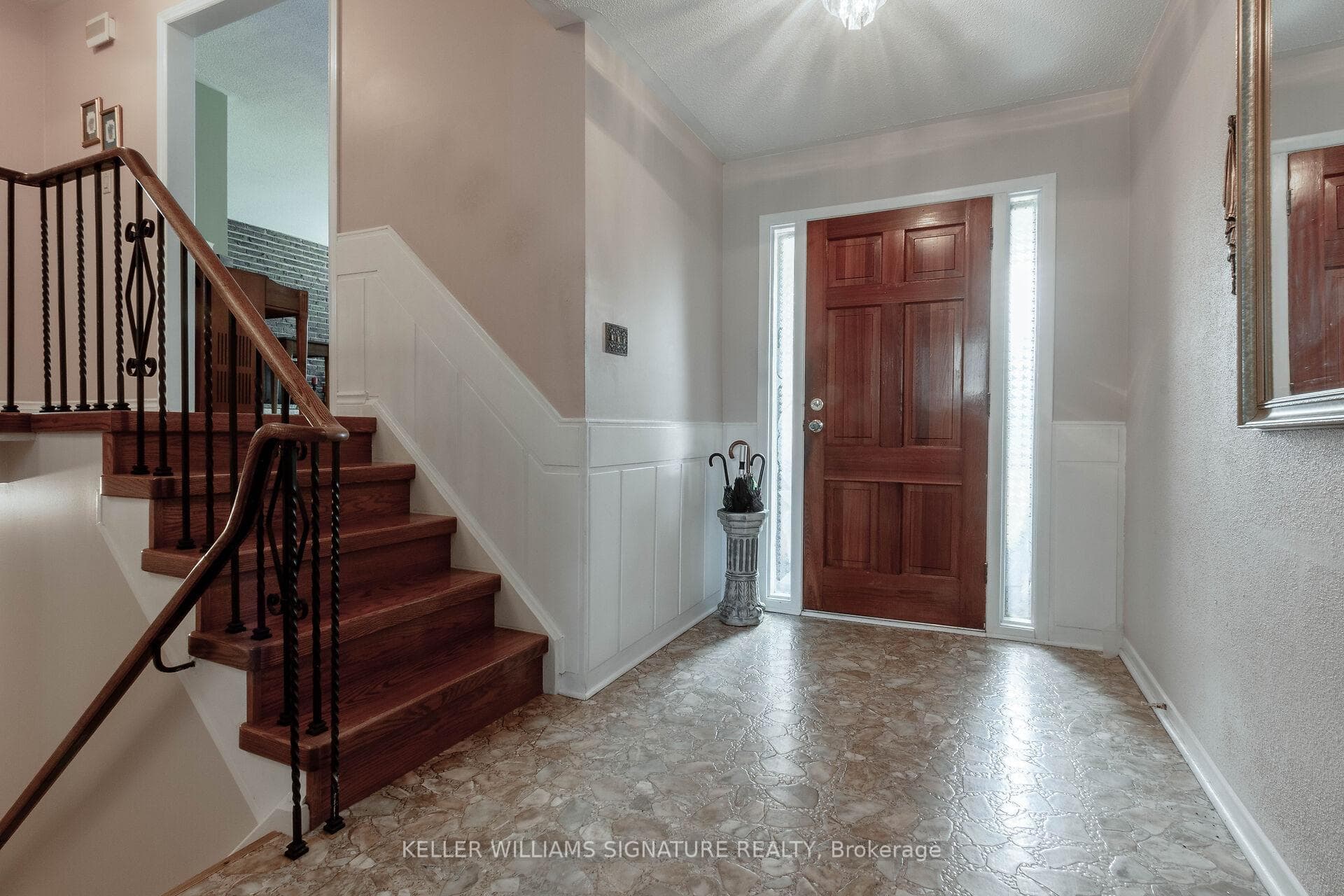 2223 Urwin Crescent photo 8