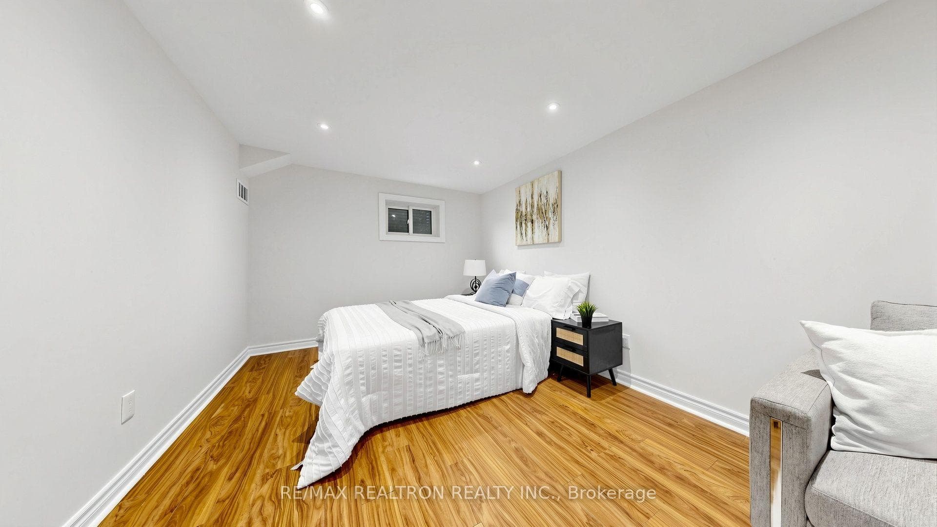 64 Dunbar Crescent photo 31