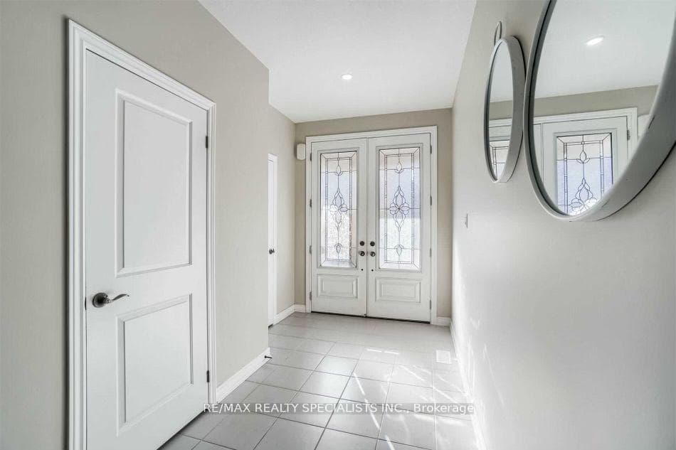 58 Walker Boulevard photo 5