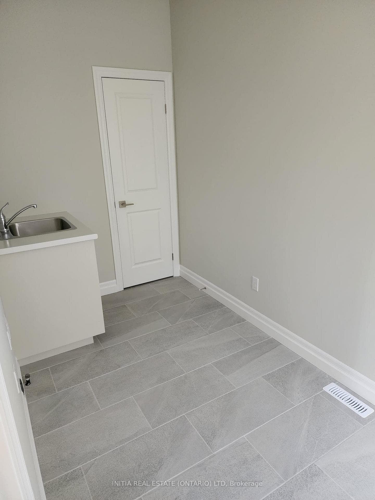 119 Renaissance Drive photo 2
