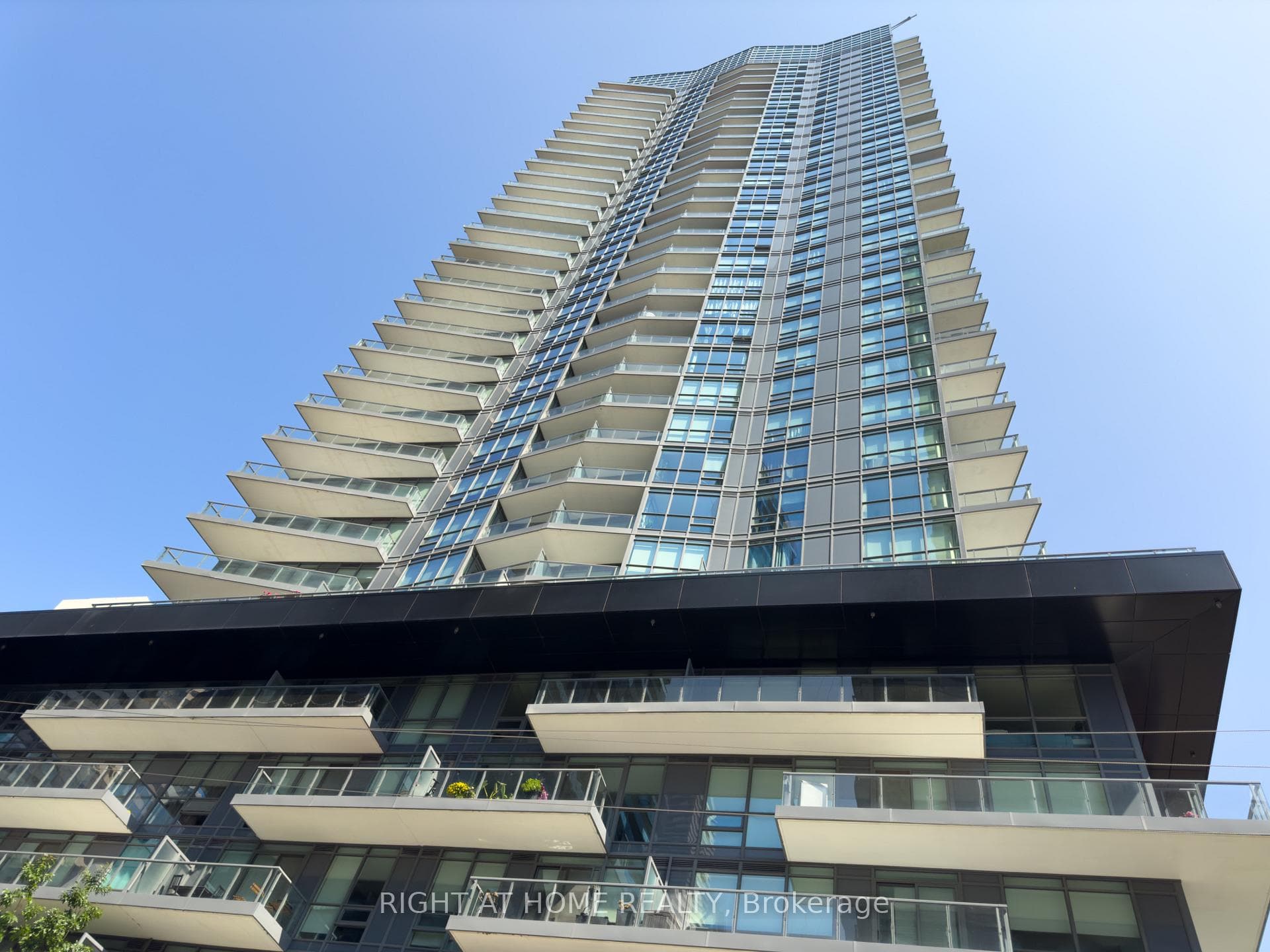 30 Roehampton Avenue Unit 3208 photo 1