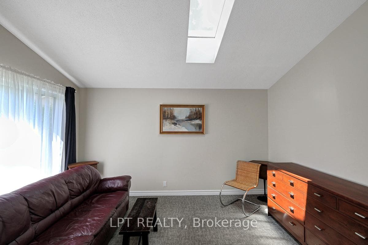 1772 Dunkirk Crescent photo 12