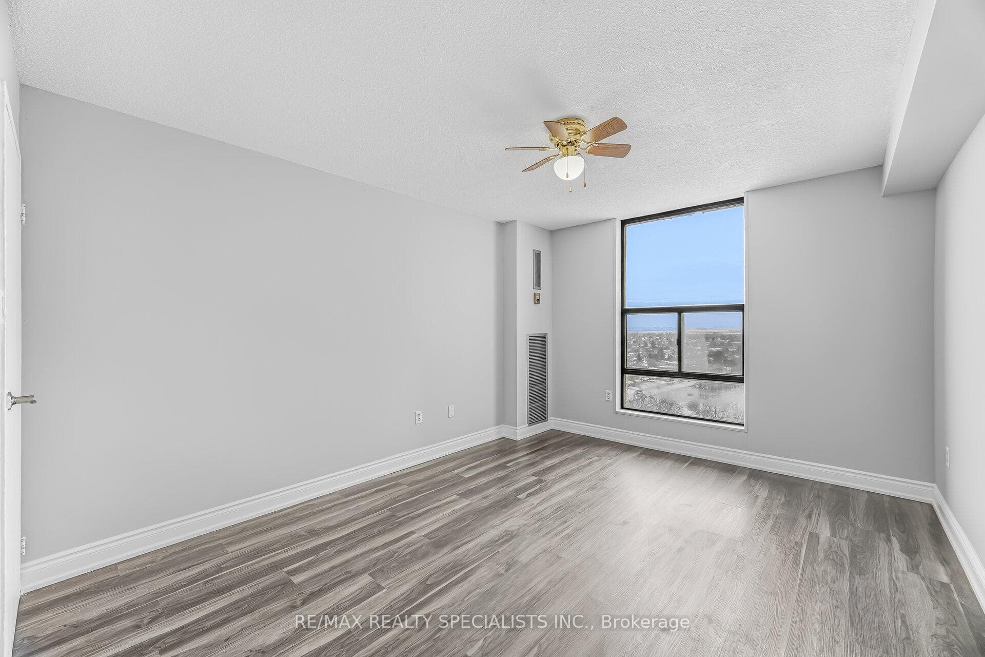 21 KNIGHTSBRIDGE Road Unit 1507 photo 18
