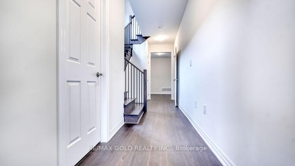 74 Northrop Avenue photo 4