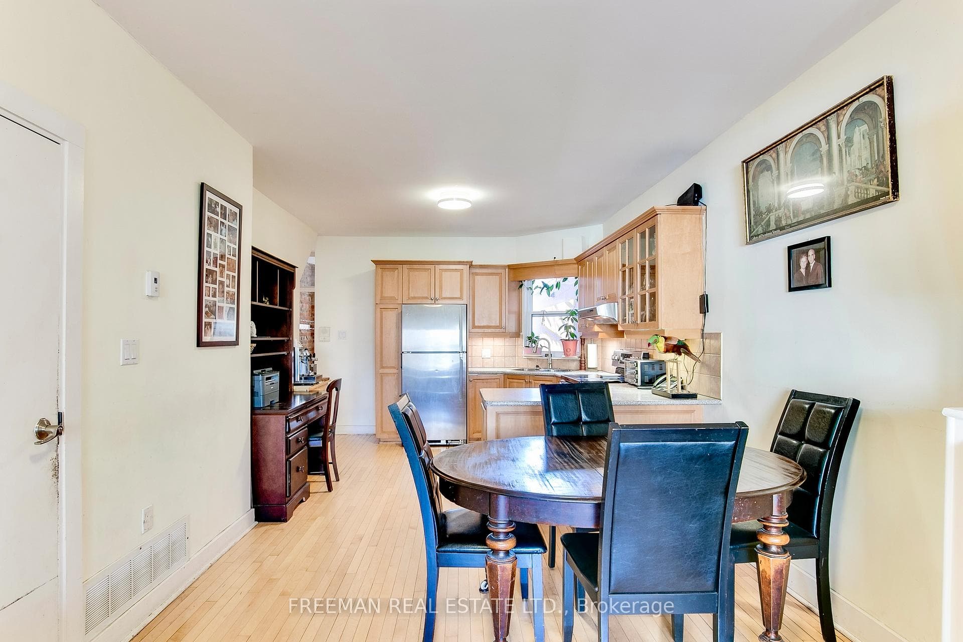 652 Markham Street photo 26