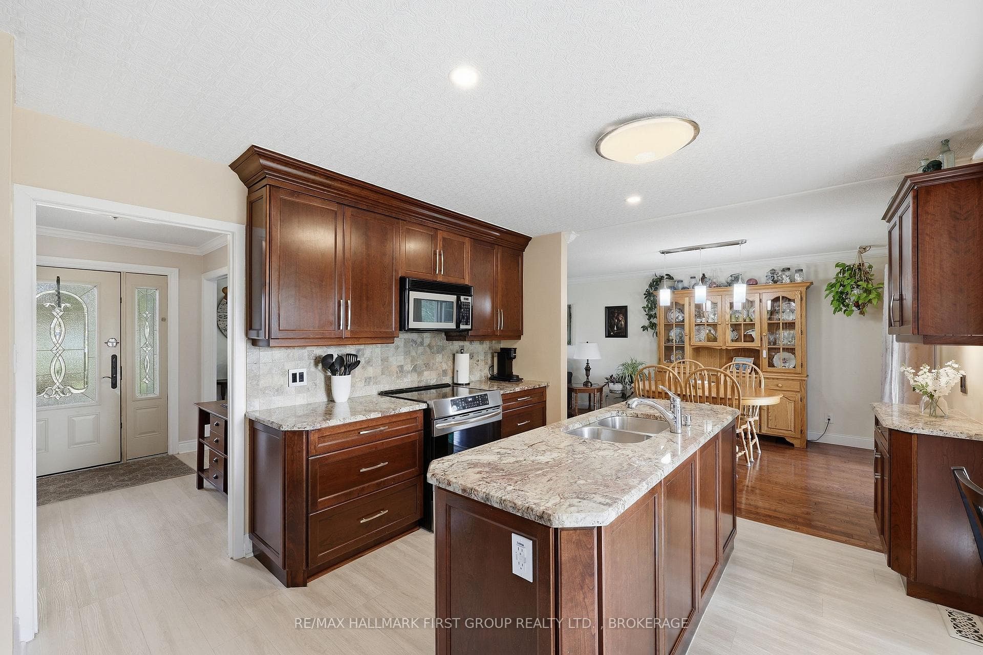 1470 Sydenham Road photo 4