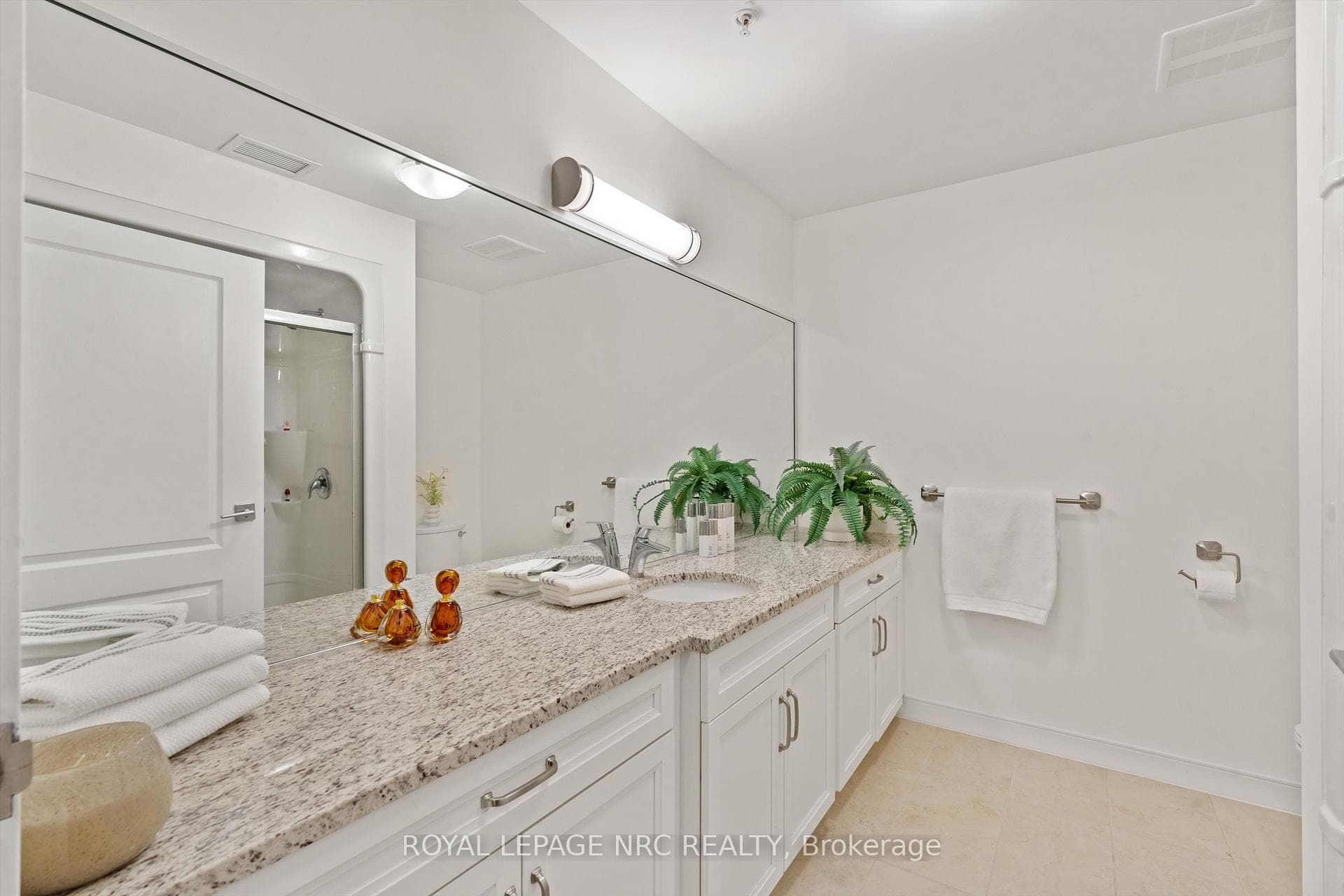 Ensuite with granite counters