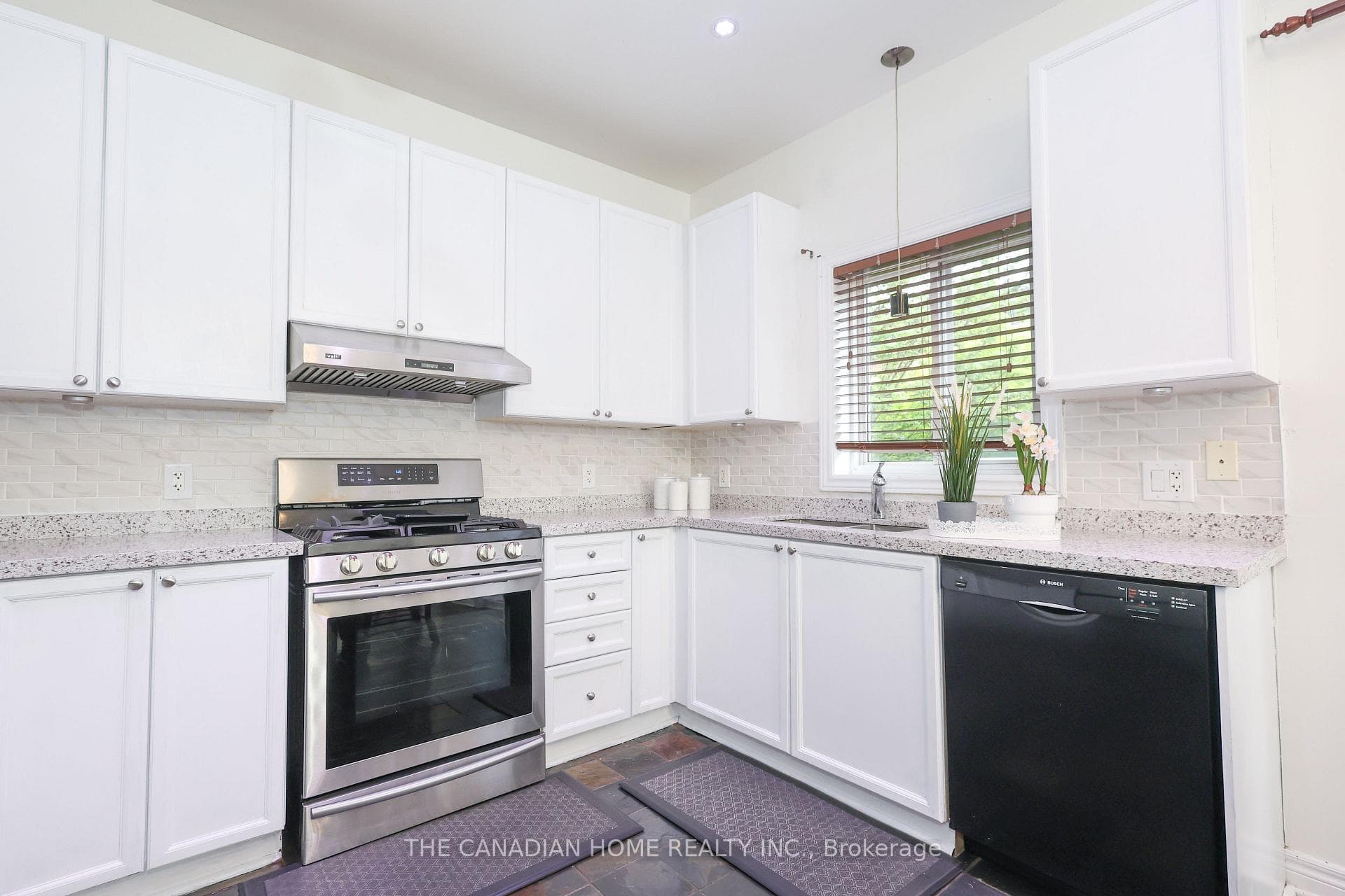 5187 Garland Crescent photo 15