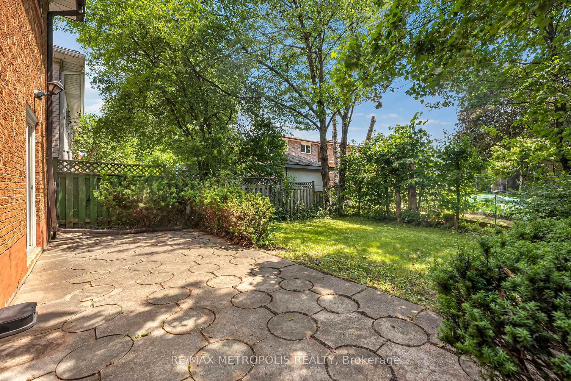 76 Harrington Crescent photo 28