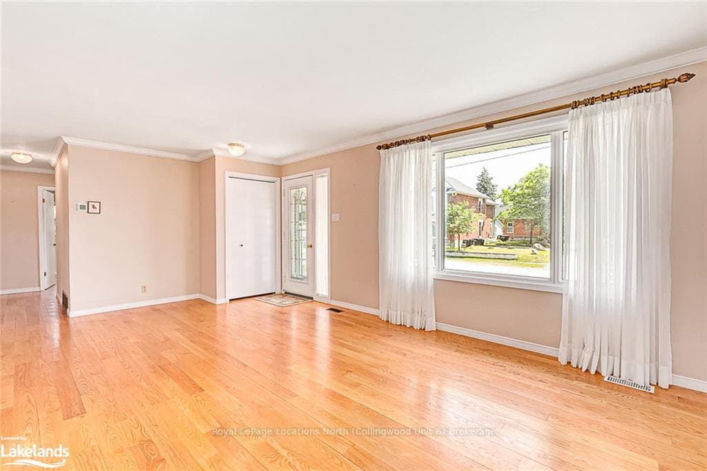 217 SIMCOE Street photo 6