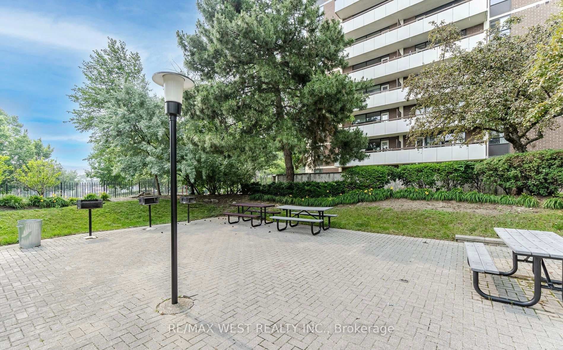 541 Blackthorn Avenue Unit 1005 photo 14