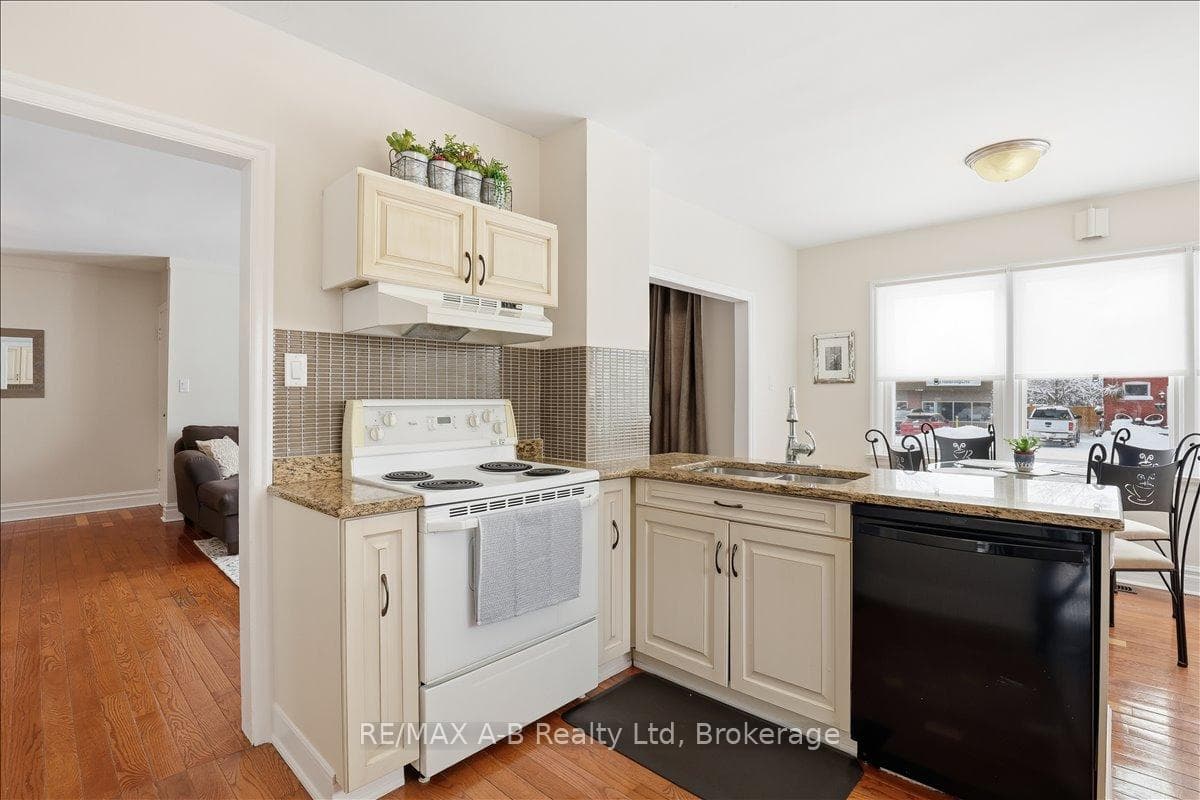 296 Huron Street photo 14