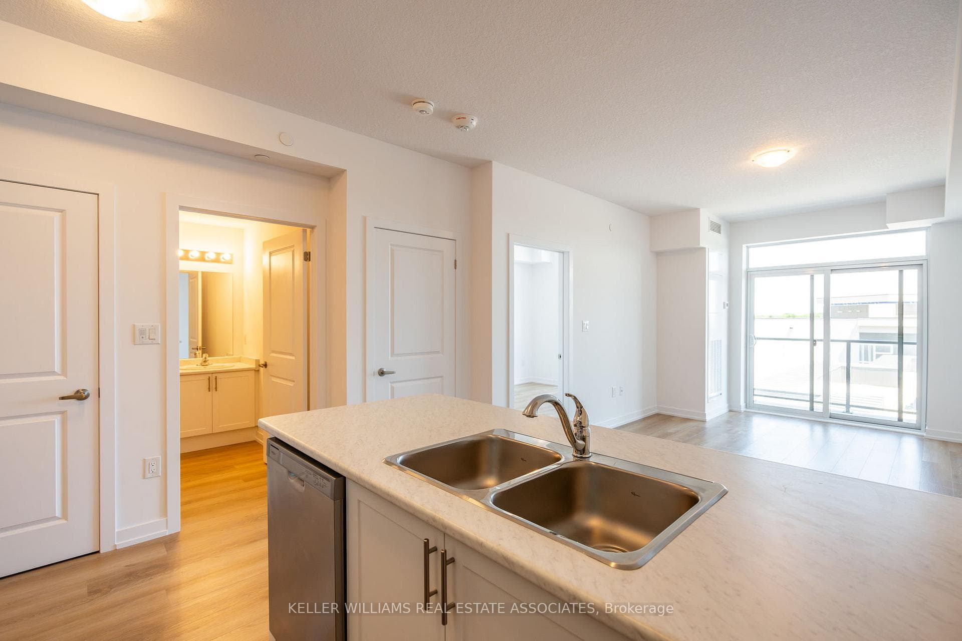 470 Dundas Street Unit 706 photo 3