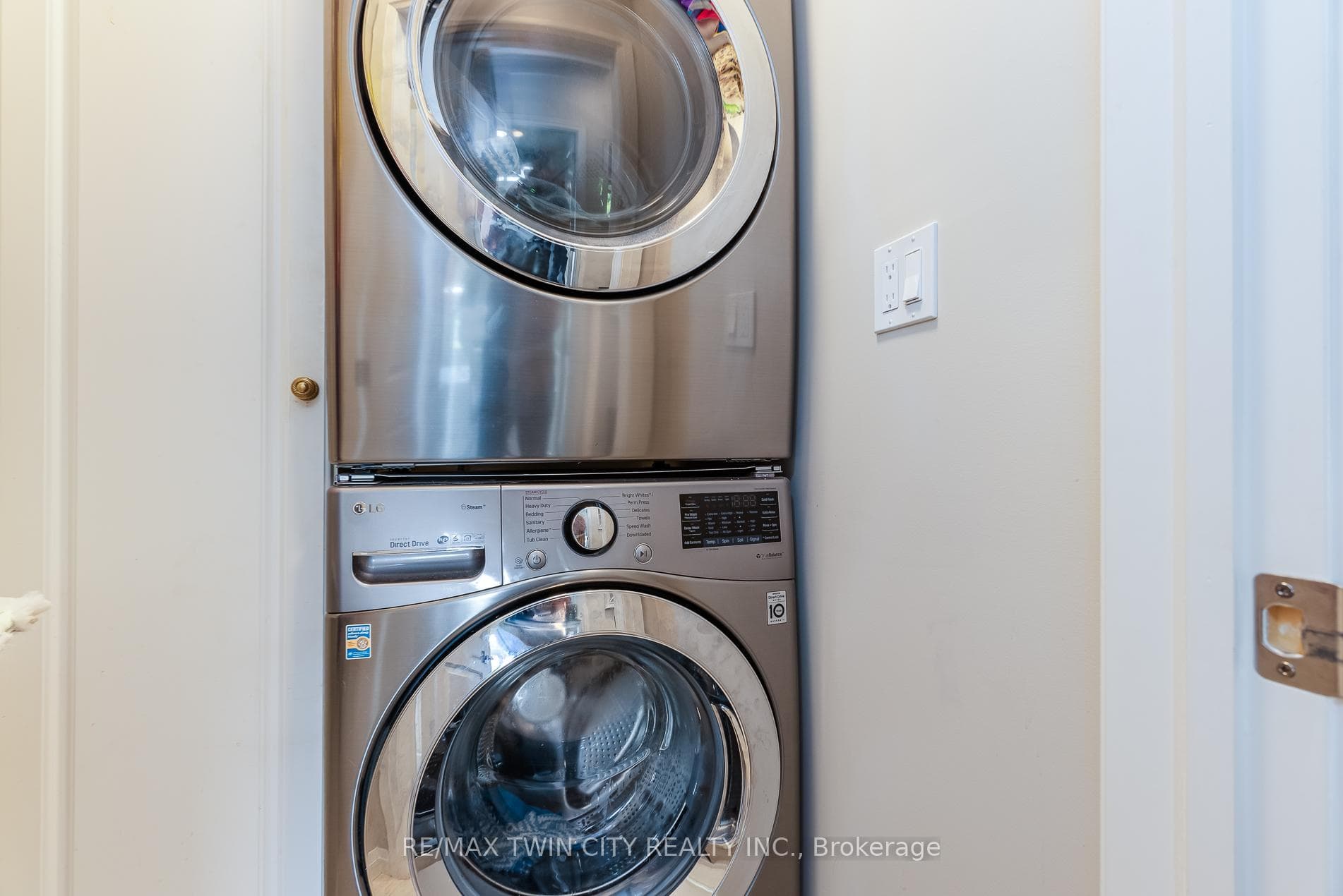 82 Rowe Avenue photo 23