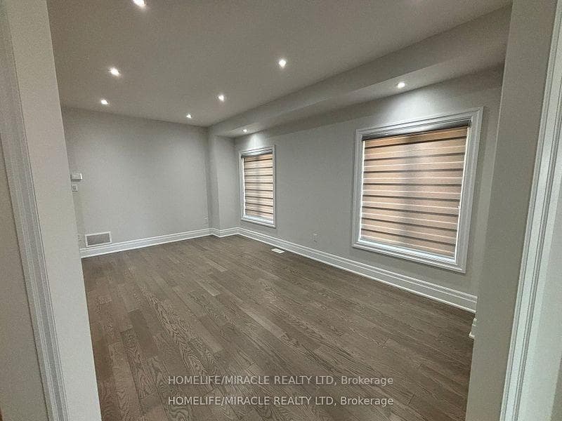 17 Rosewell Crescent photo 4