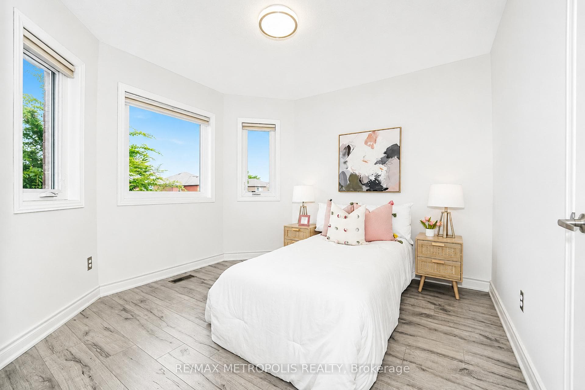 646 Walpole Crescent photo 21