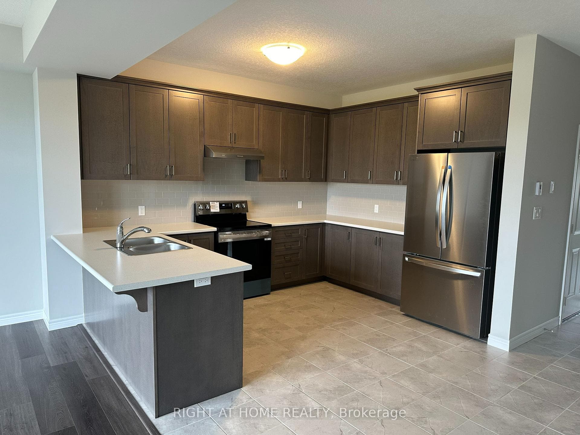 55 Lloyd Davies Way photo 3