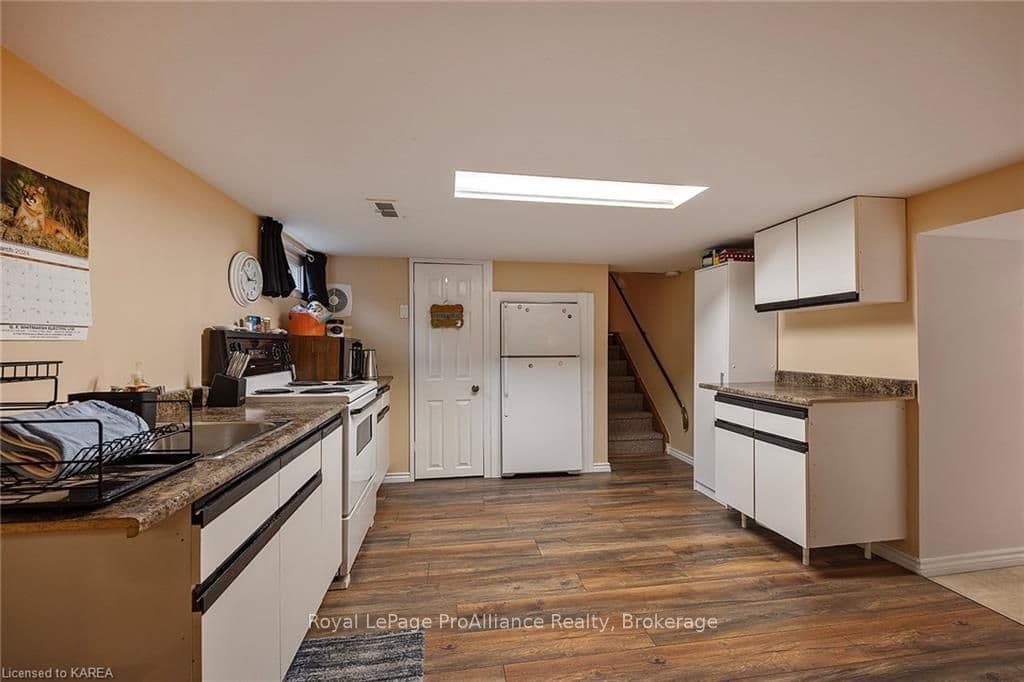 686 HARROW Place photo 23