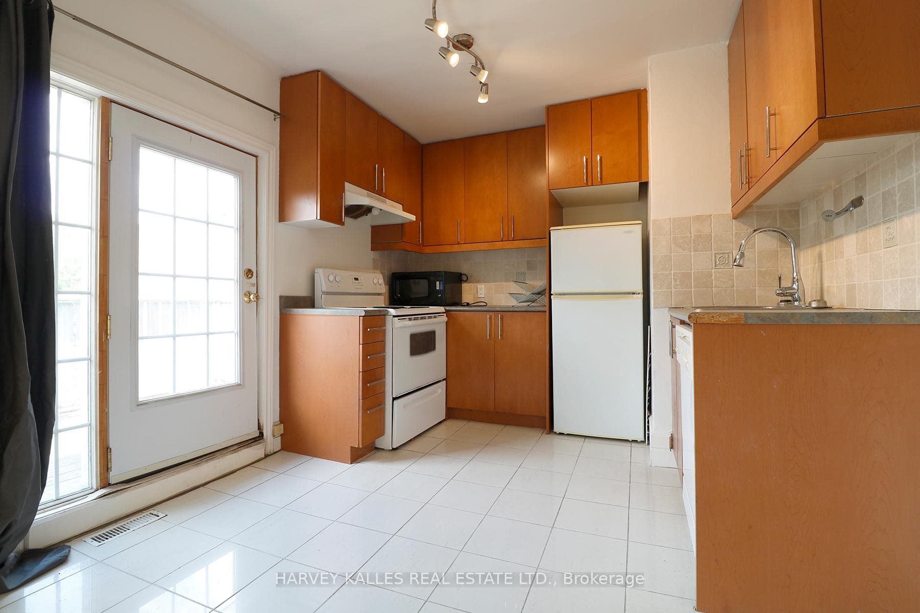 437 Kingston Road photo 5